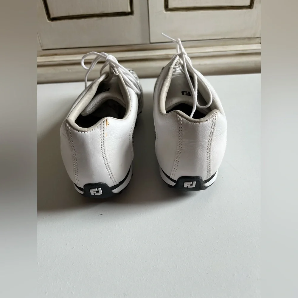 Women’s FootJoy LoPro Golf Shoes White Black Leather Daisy Floral 97060 8.5
